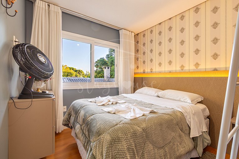 Casa em condomínio com 2 vagas
