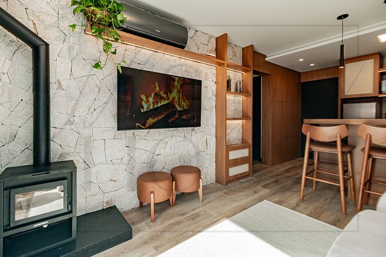 Apto com lareira, piscina e localização