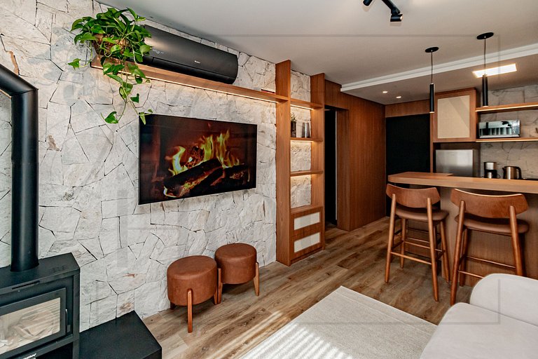 Apto com lareira, piscina e localização