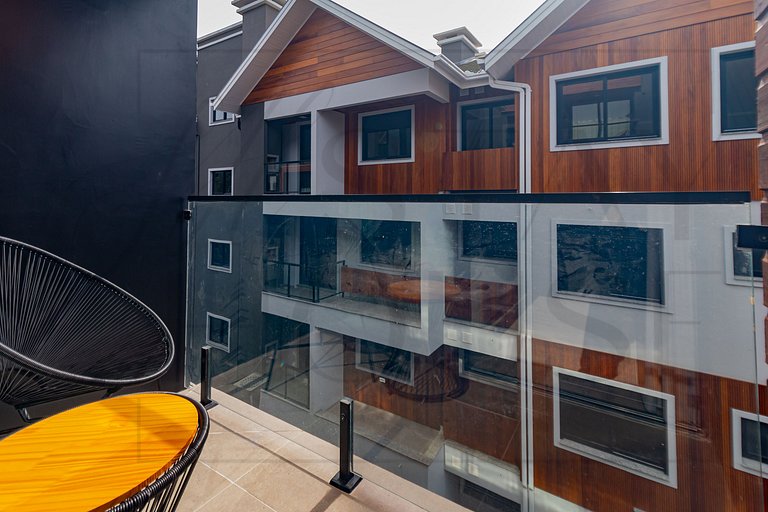 Apto com lareira, piscina e localização