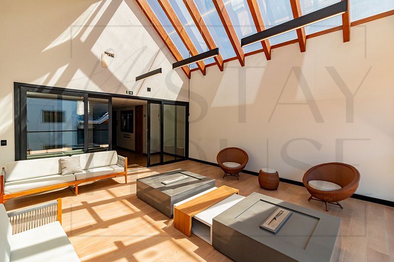 Apto com lareira, piscina e localização