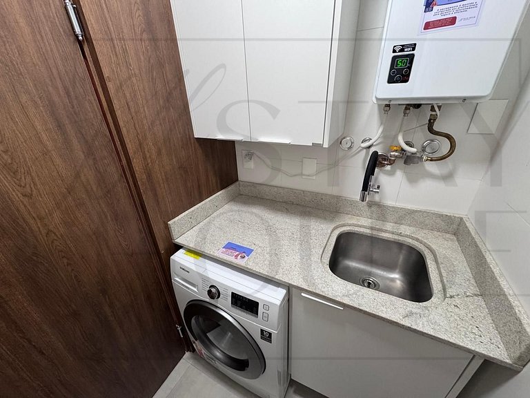 A 400 metros da Rua Coberta e ao lado Crieamigos