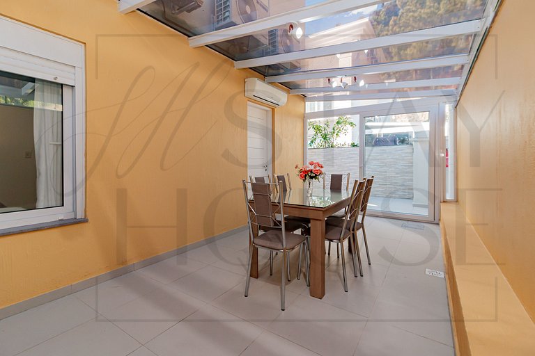 Casa em condomínio até 8 p e 2 vagas